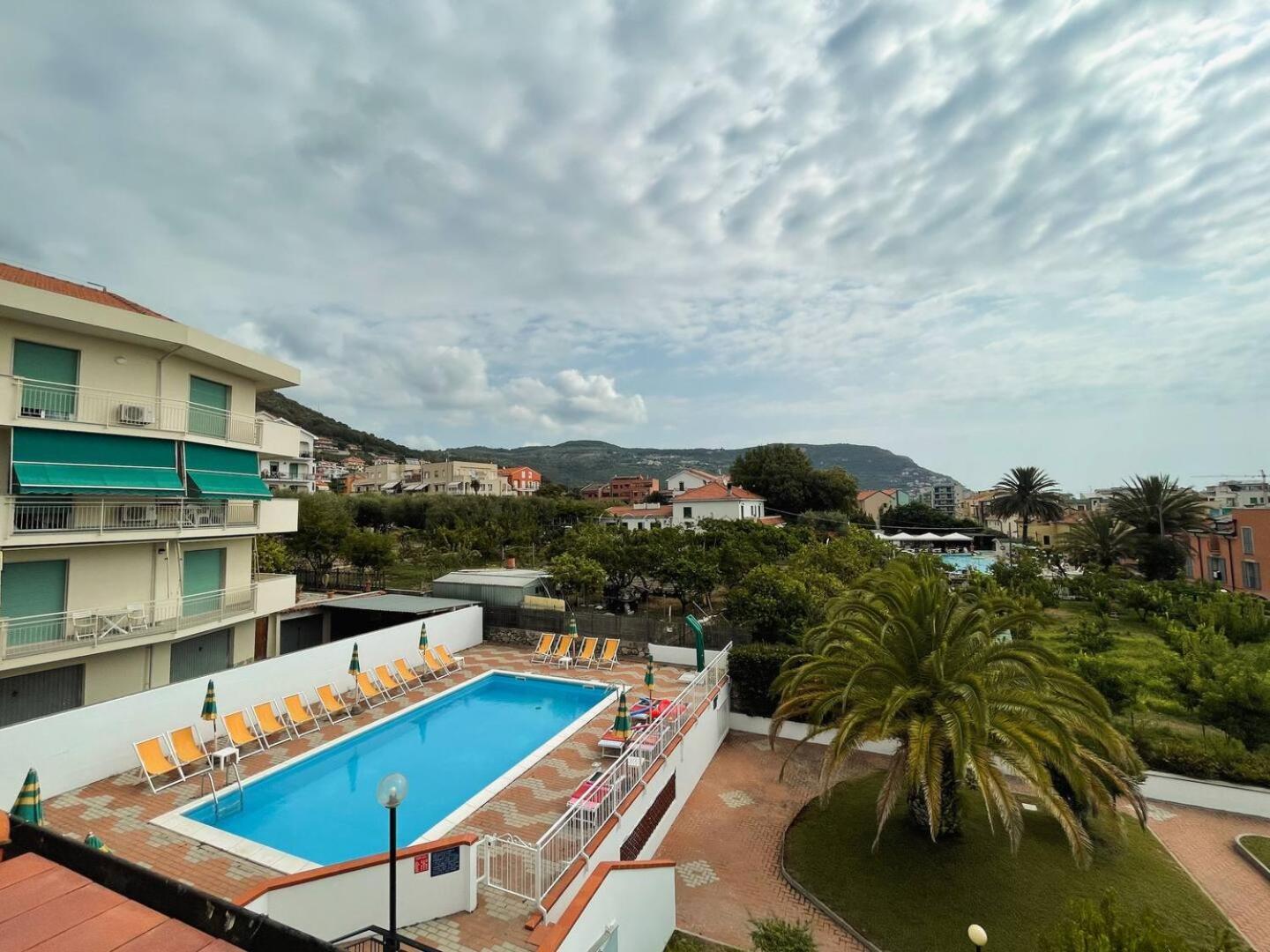 Moresco Apartment Pietra Ligure Exteriör bild